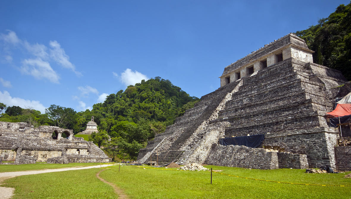 Mundo Maya Viajando en Tren: Templo de las inscripciones